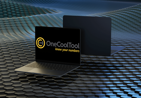 zwei Laptops mit dem Logo OneCoolTool